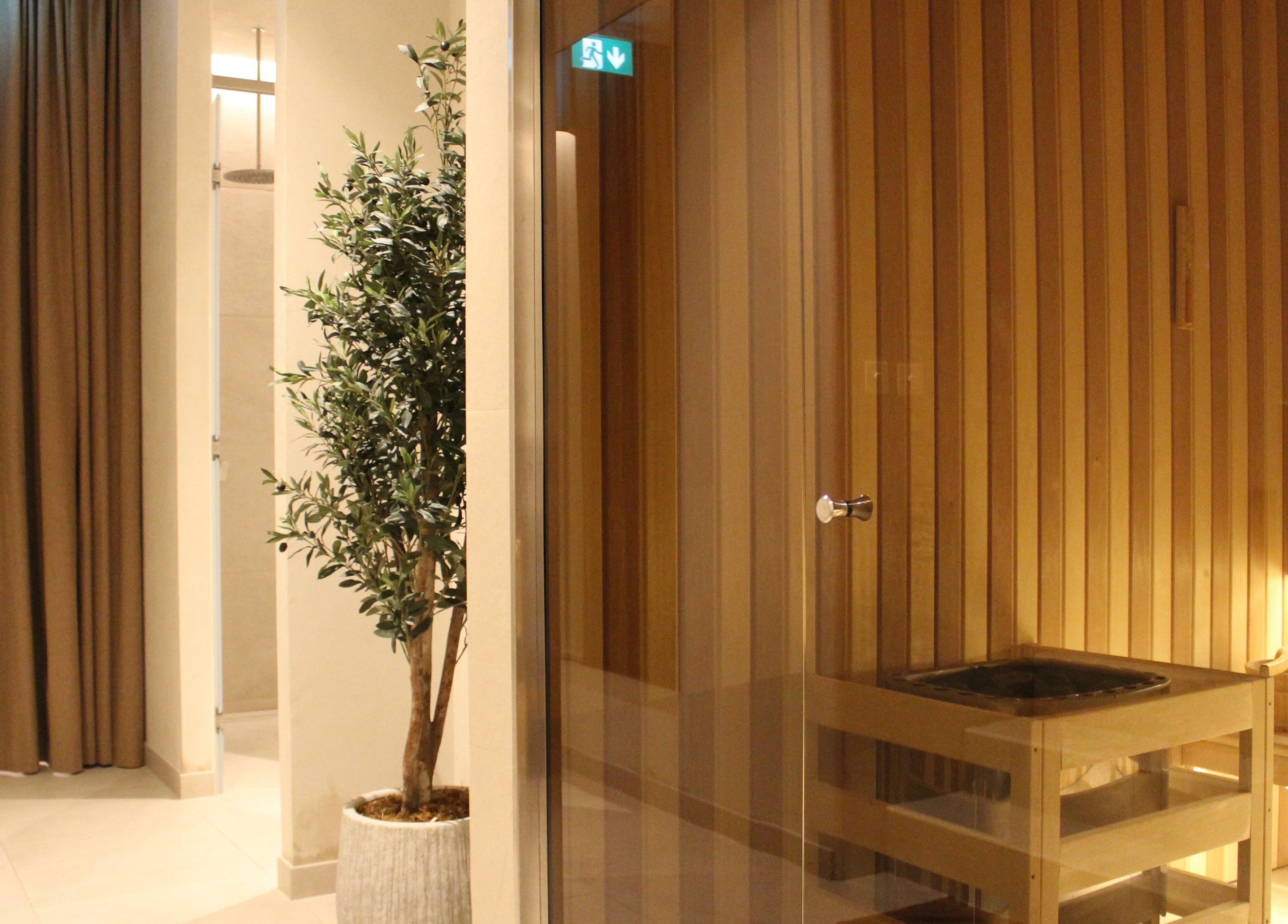 Serene sauna area at Contrast JVC, located in دبي, دبي, AE, featuring elegant decor and relaxing ambiance.