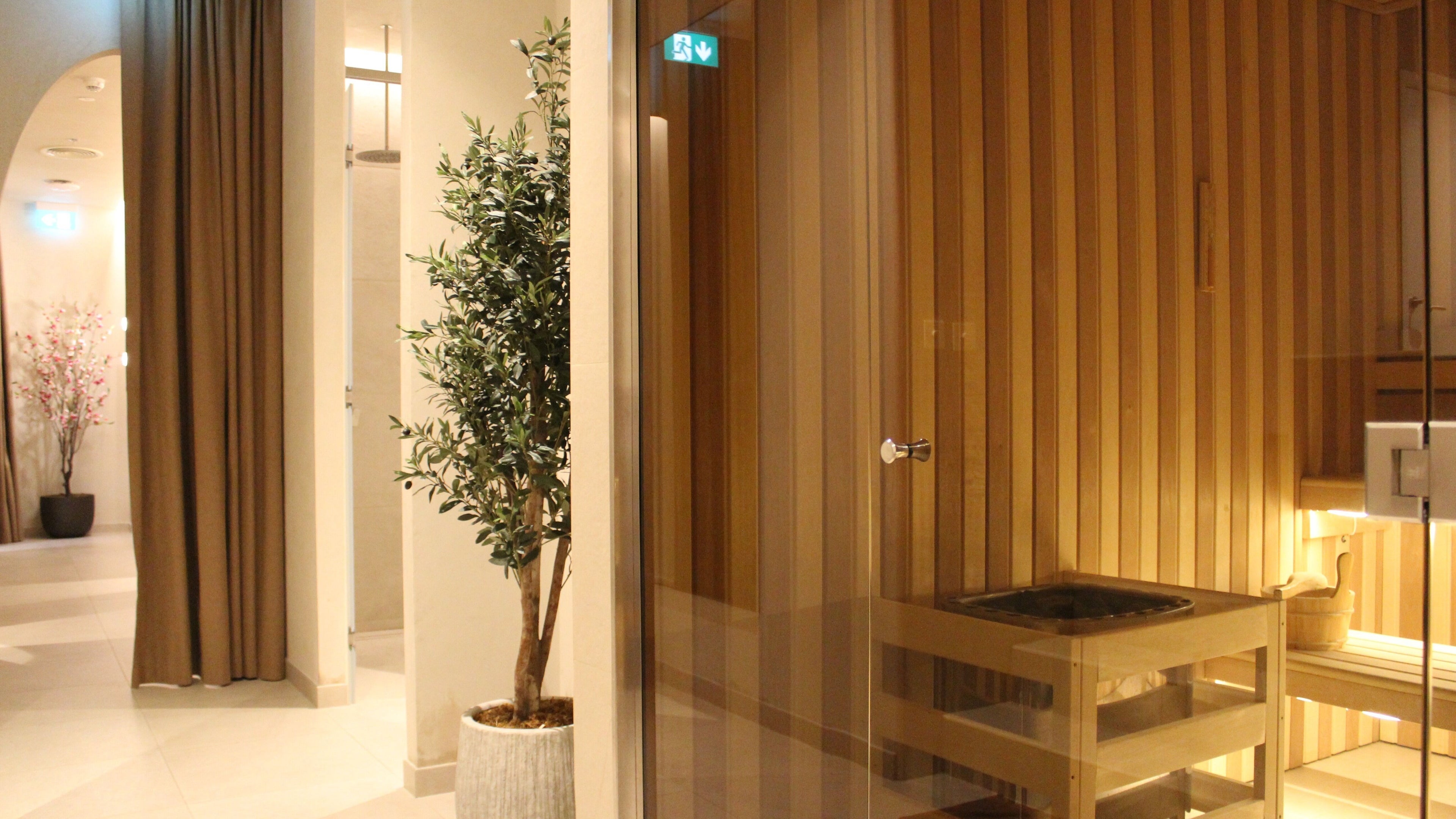 Serene sauna area at Contrast JVC, located in دبي, دبي, AE, featuring elegant decor and relaxing ambiance.