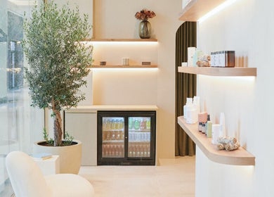 Relaxing interior of Contrast Palm Jumeirah in Dubai, Dubai, AE, featuring a cozy chair and natural elements.