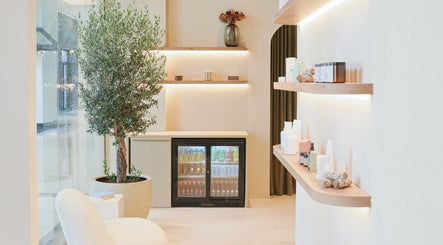 Relaxing interior of Contrast Palm Jumeirah in Dubai, Dubai, AE, featuring a cozy chair and natural elements.