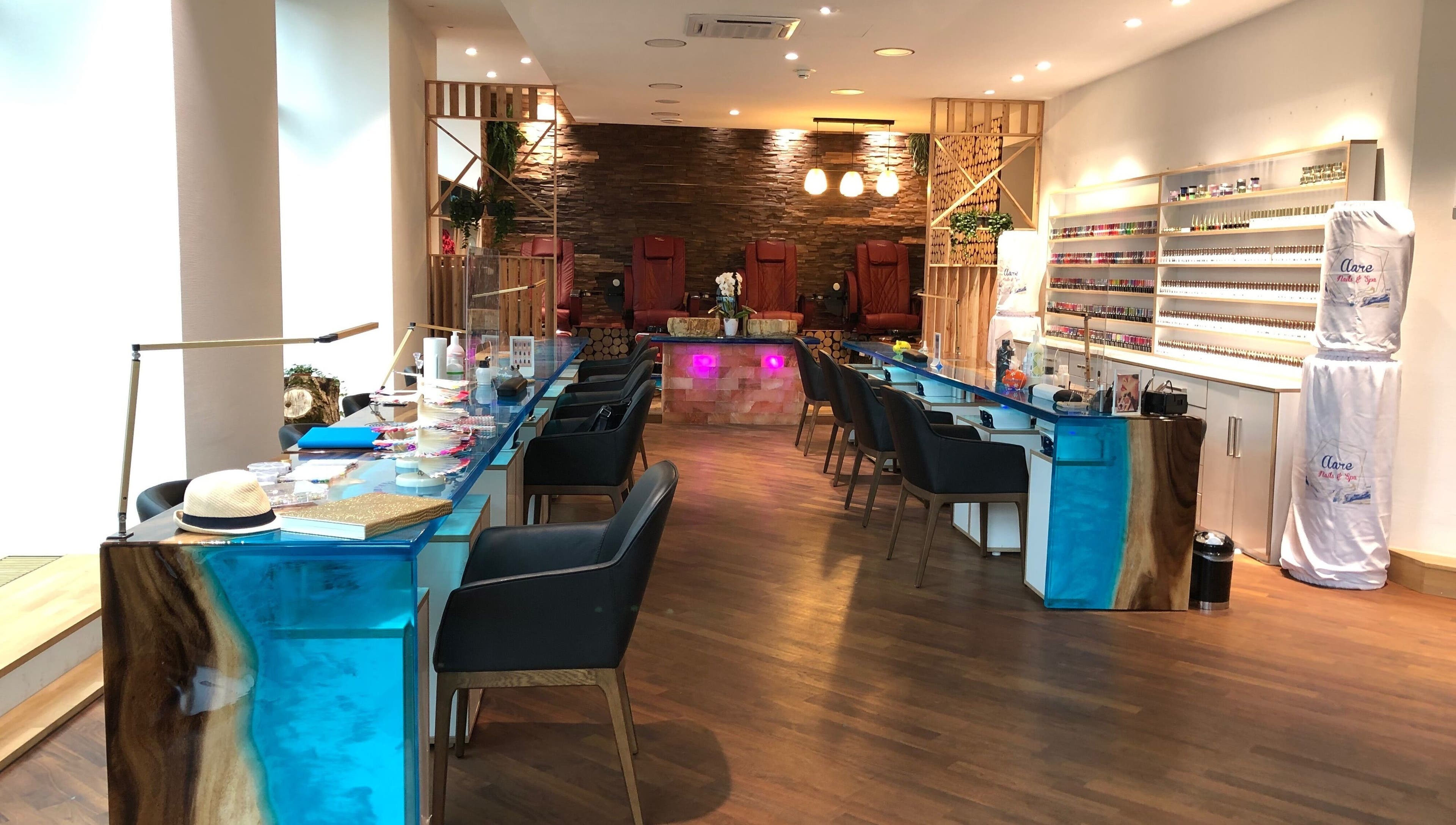 Helle, moderne Innenansicht von Aare Nails & Spa, Bern, Bern, CH mit stilvollen Nageltischen.