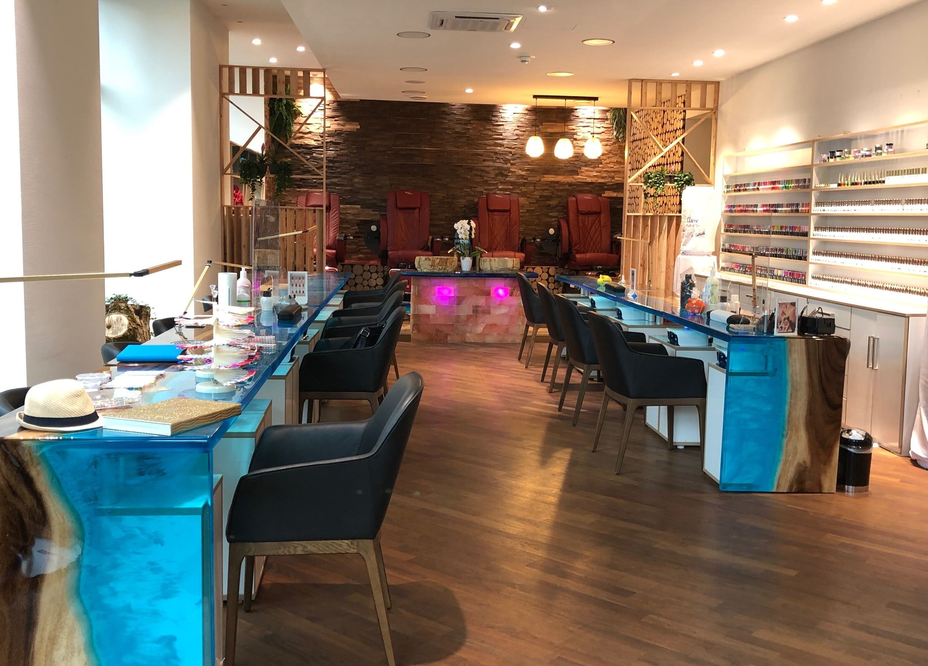 Helle, moderne Innenansicht von Aare Nails & Spa, Bern, Bern, CH mit stilvollen Nageltischen.