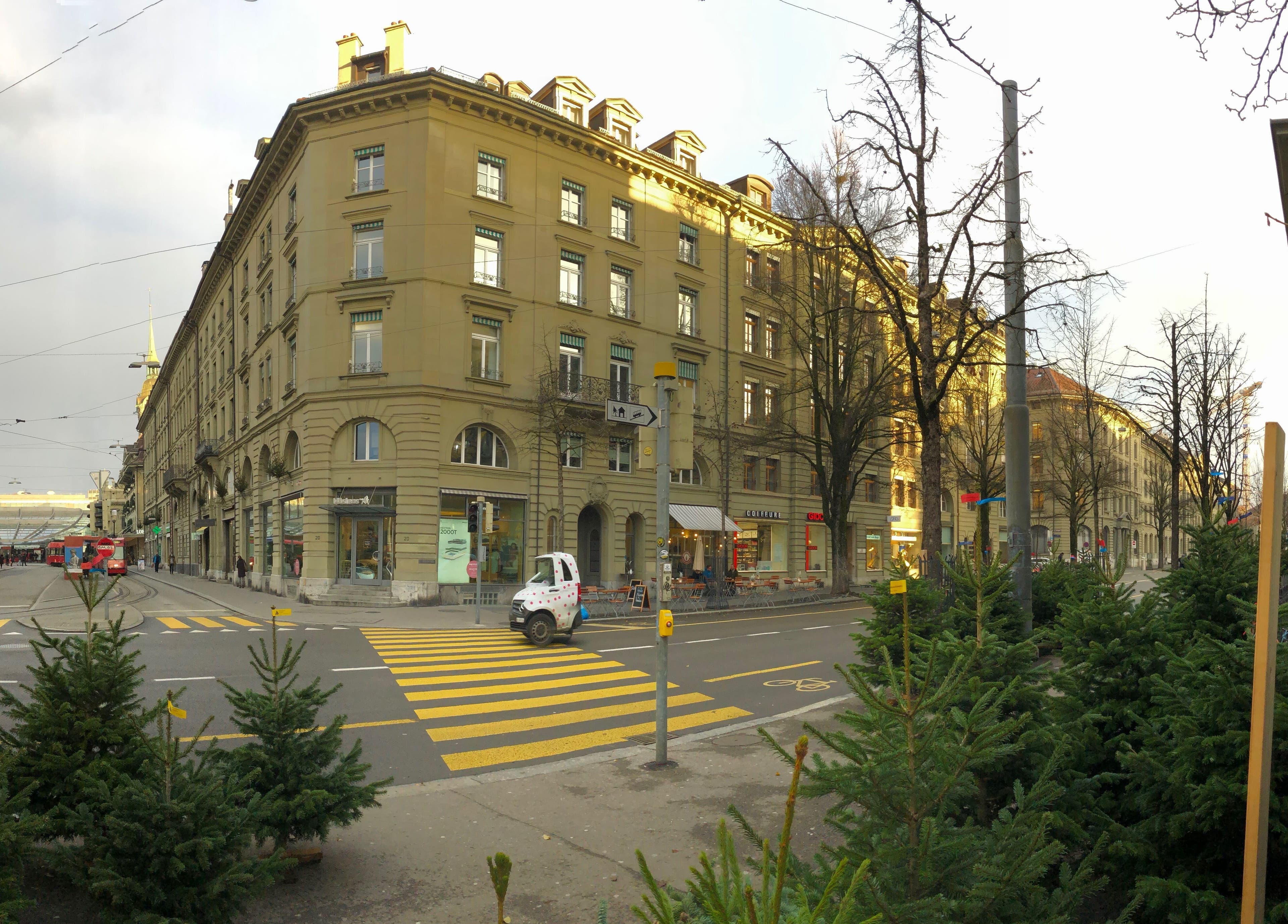 Ansicht der belebten Straße vor Aare Nails & Spa, Bern, Bern, CH, mit Passanten und Verkehr.
