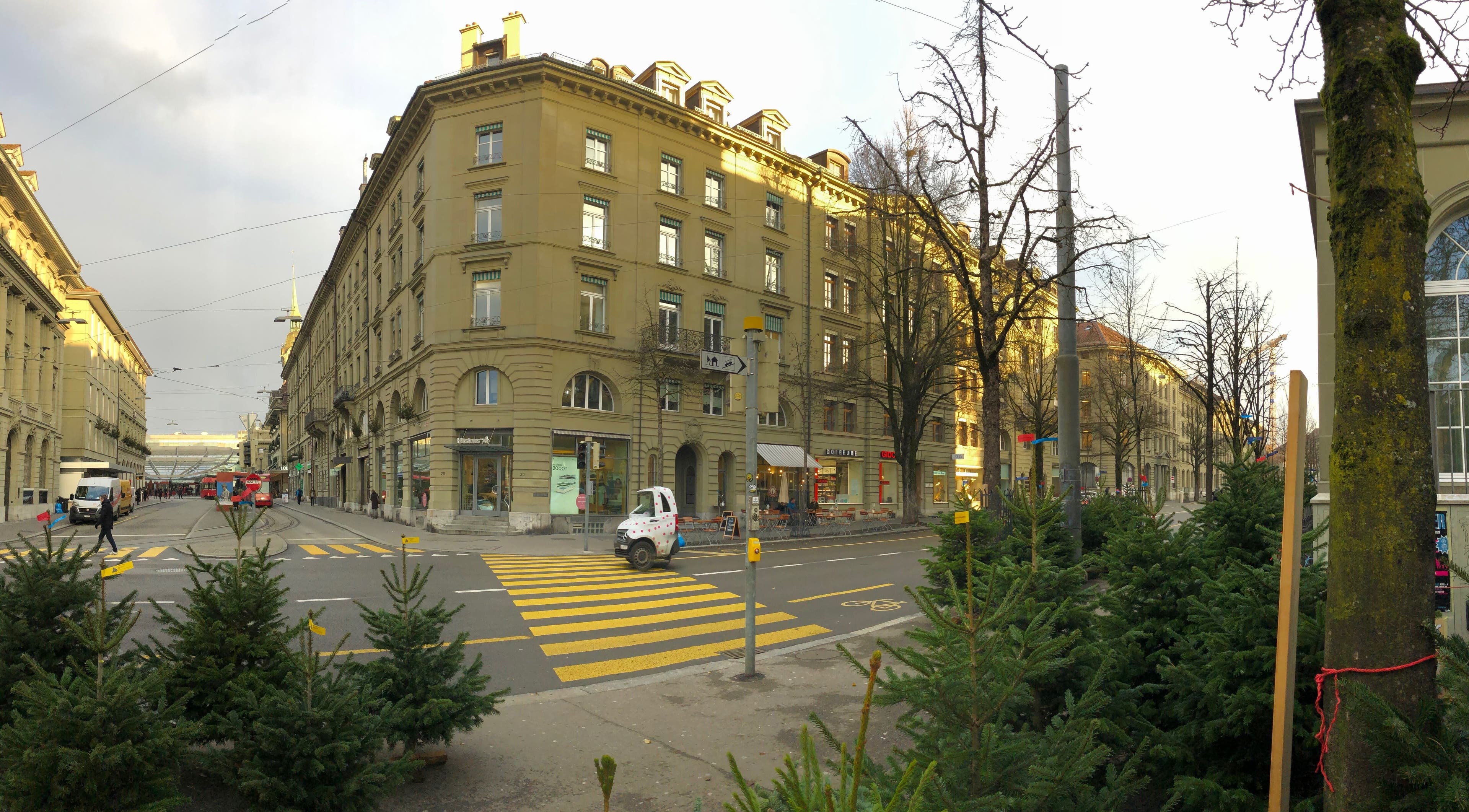 Ansicht der belebten Straße vor Aare Nails & Spa, Bern, Bern, CH, mit Passanten und Verkehr.