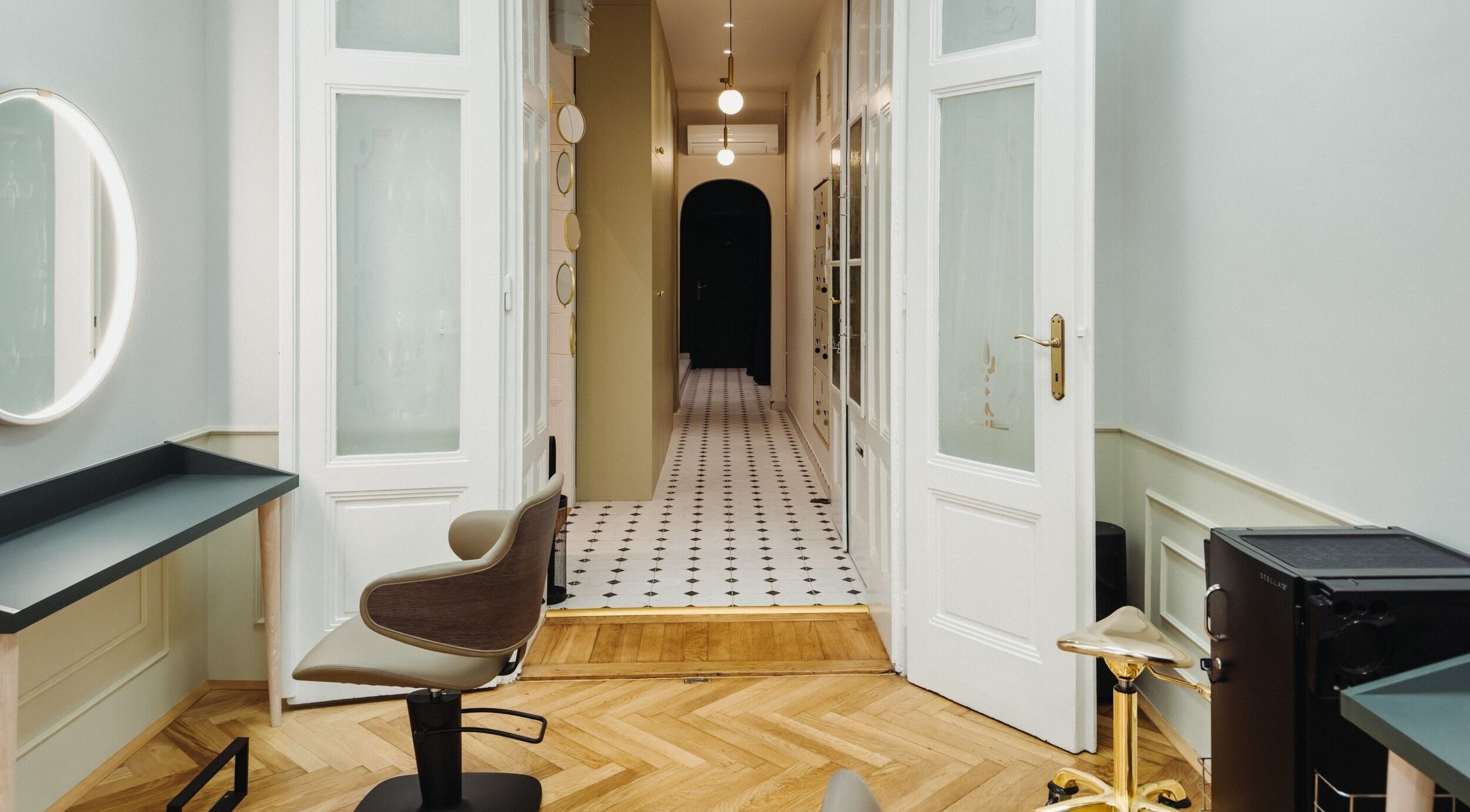 Unutrašnjost salona Living Room u Zagrebu, Grad Zagreb, HR s modernim elegantnim dizajnom.