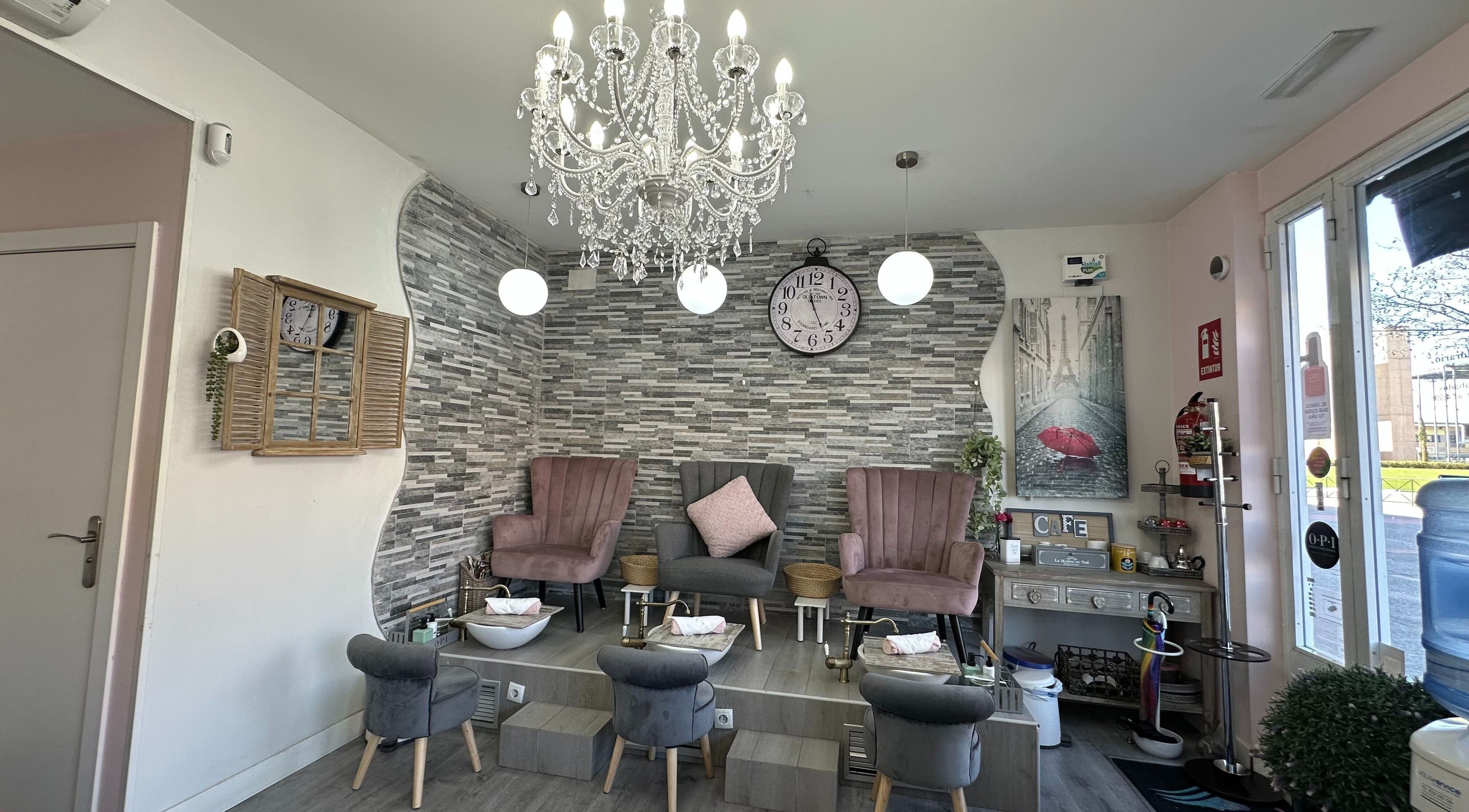 Elegante área de descanso en IlusSion Nails & Beauty Paseo de Fuente Lucha, Alcobendas, Comunidad De Madrid, ES.