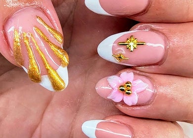 Exquisite nail art with gold, pink flowers at Cariad Beauty, Fauldhouse, Scotland, GB.