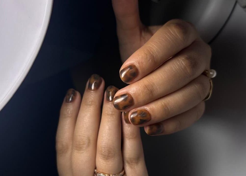 Manicura elegante en Nyla Nail Studio, Chihuahua, Chihuahua, MX, con diseño moderno y pulido impecable.