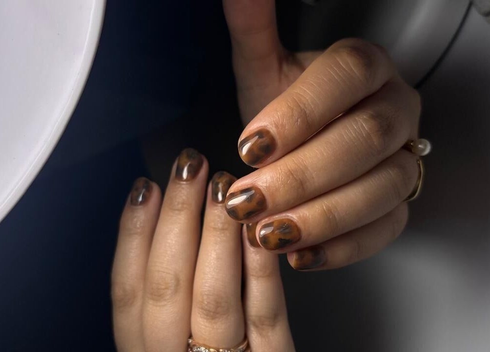 Manicura elegante en Nyla Nail Studio, Chihuahua, Chihuahua, MX, con diseño moderno y pulido impecable.