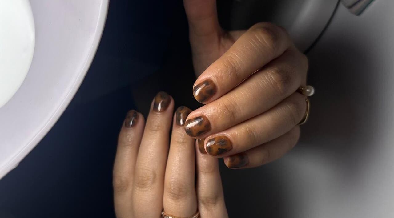 Manicura elegante en Nyla Nail Studio, Chihuahua, Chihuahua, MX, con diseño moderno y pulido impecable.