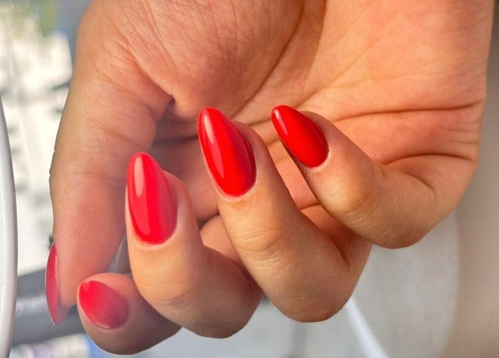Manicura roja brillante en Nyla Nail Studio, Chihuahua, Chihuahua, MX. Elegancia y estilo en cada detalle.