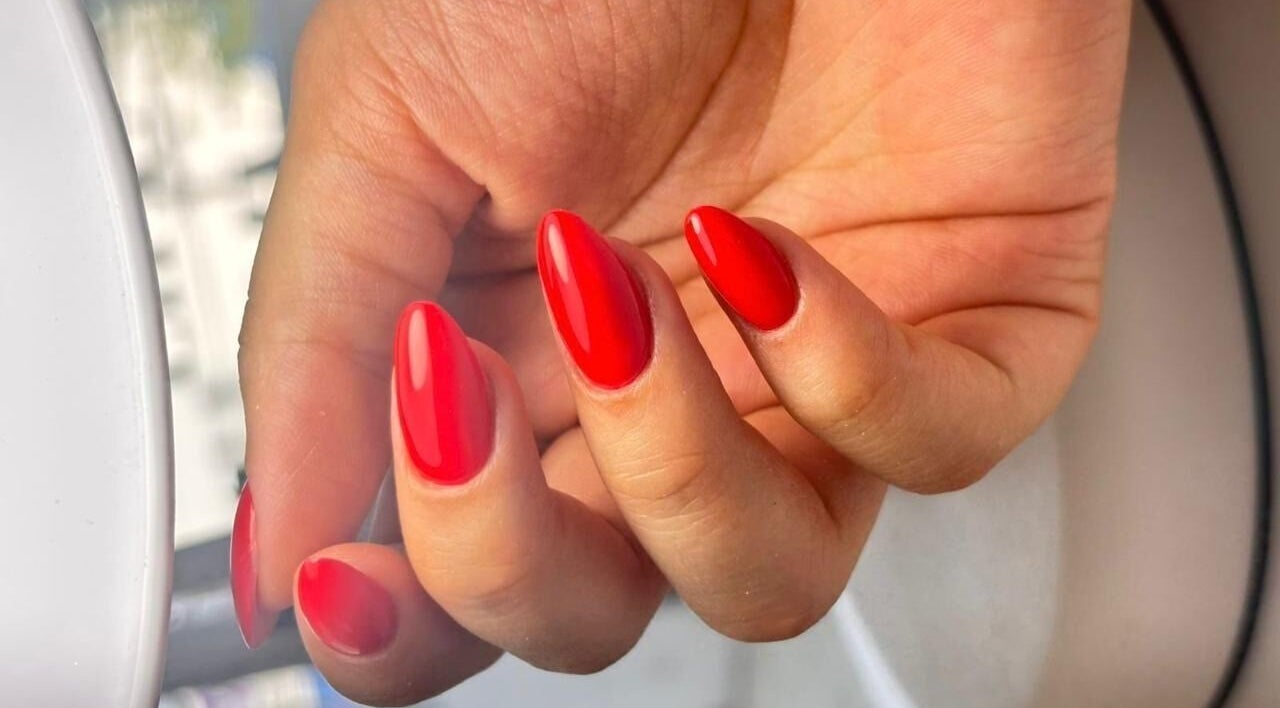 Manicura roja brillante en Nyla Nail Studio, Chihuahua, Chihuahua, MX. Elegancia y estilo en cada detalle.