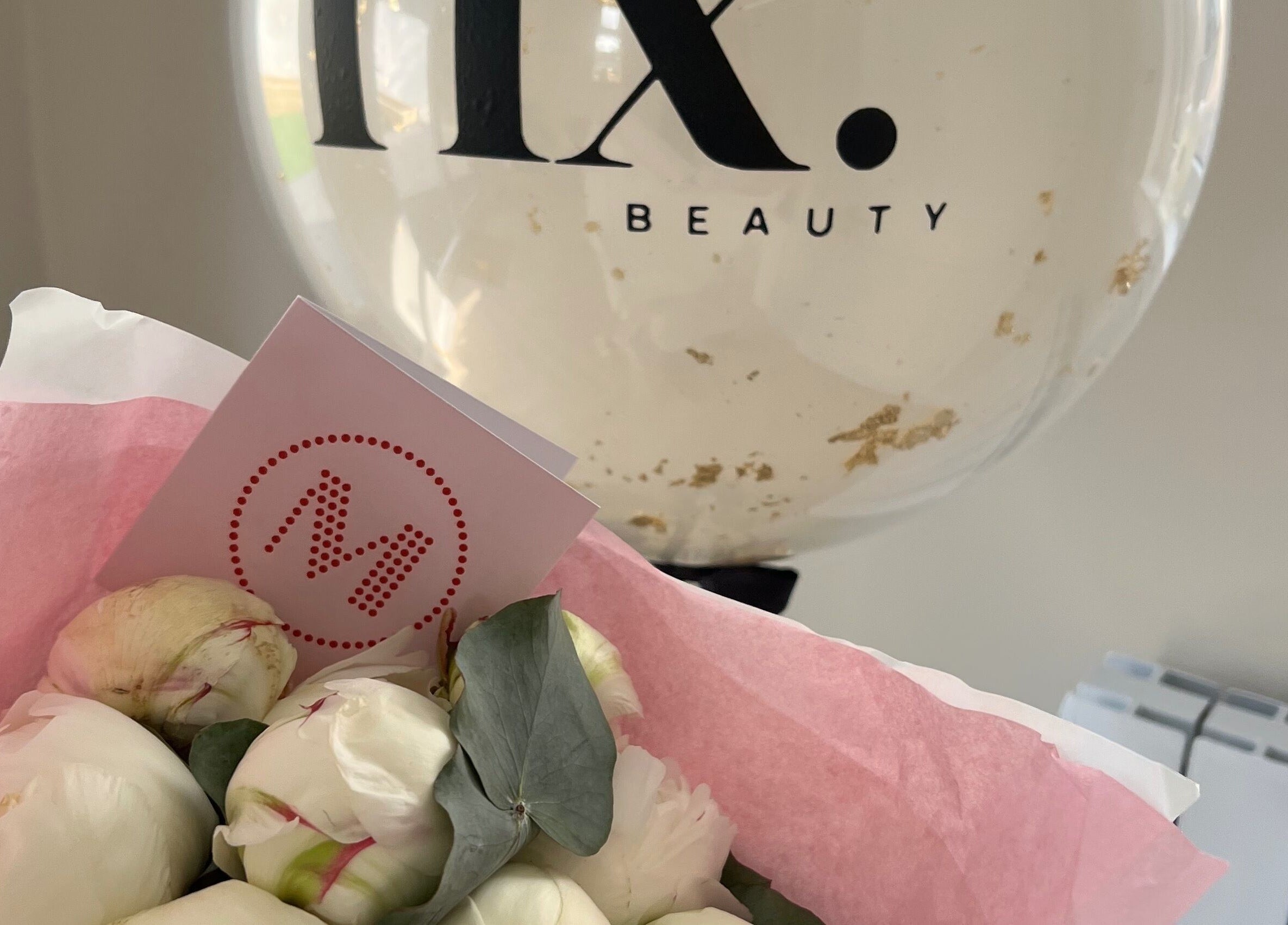 Bouquet with the Fix Beauty balloon at Glasgow, Scotland, GB venue.