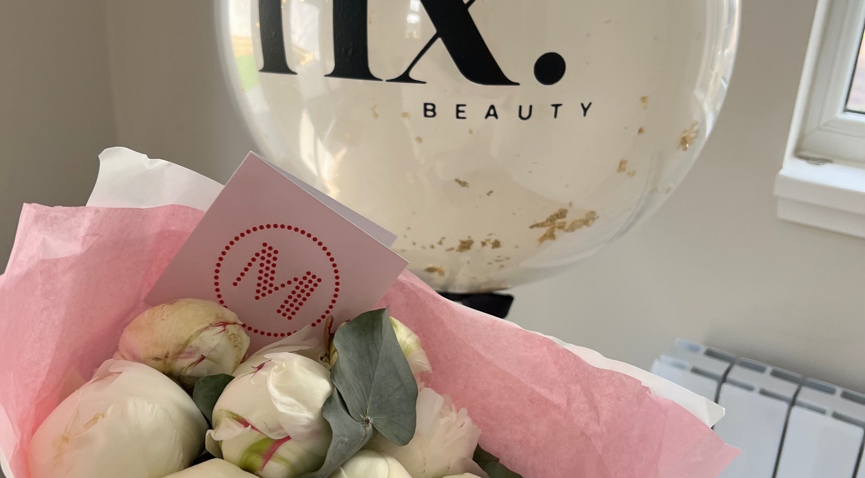 Bouquet with the Fix Beauty balloon at Glasgow, Scotland, GB venue.