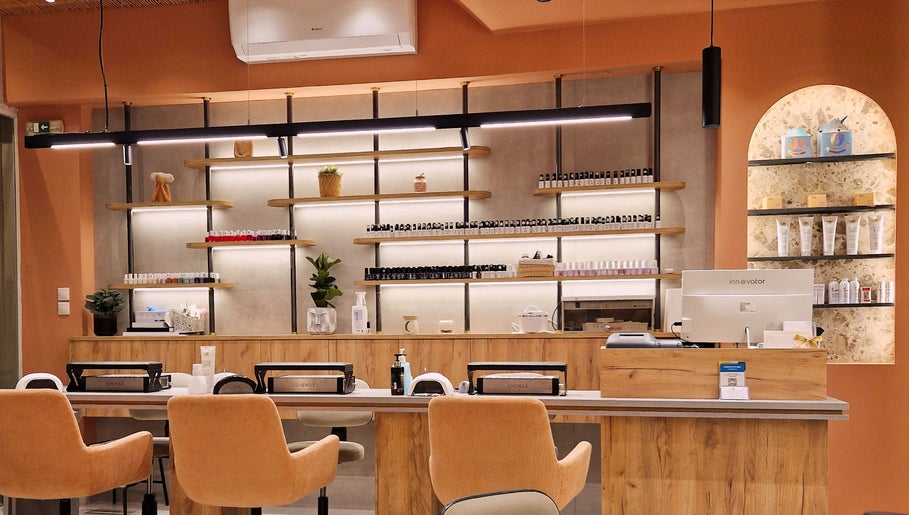 Εσωτερικό χώρου στο ETHEREAL NAILS & BEAUTY, Ιωάννινα, GR με μοντέρνα έπιπλα και προϊόντα ομορφιάς.