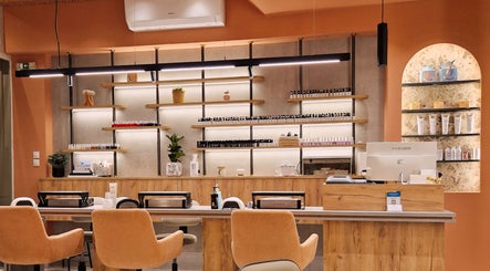 Εσωτερικό χώρου στο ETHEREAL NAILS & BEAUTY, Ιωάννινα, GR με μοντέρνα έπιπλα και προϊόντα ομορφιάς.