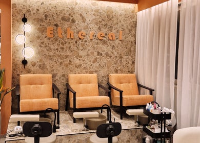 Χώρος χαλάρωσης στο ETHEREAL NAILS & BEAUTY, Ιωάννινα, GR με αναπαυτικές θέσεις και κομψή διακόσμηση.