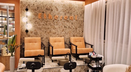 Χώρος χαλάρωσης στο ETHEREAL NAILS & BEAUTY, Ιωάννινα, GR με αναπαυτικές θέσεις και κομψή διακόσμηση.