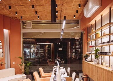 Εσωτερικό ETHEREAL NAILS & BEAUTY στην Ιωάννινα, GR με κομψή διακόσμηση και φωτεινά ράφια προϊόντων ομορφιάς.