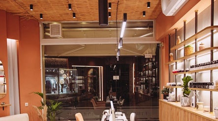 Εσωτερικό ETHEREAL NAILS & BEAUTY στην Ιωάννινα, GR με κομψή διακόσμηση και φωτεινά ράφια προϊόντων ομορφιάς.