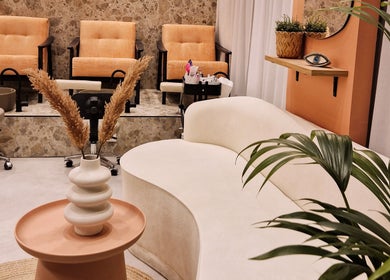 Εσωτερικό του ETHEREAL NAILS & BEAUTY, Ιωάννινα, GR με κομψά έπιπλα και φυσική διακόσμηση.