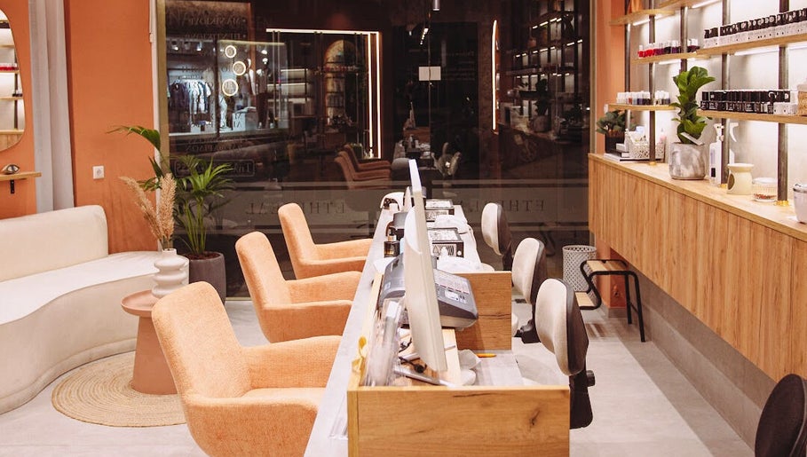 Εσωτερικός χώρος του ETHEREAL NAILS & BEAUTY στην Ιωάννινα, GR με μοντέρνα έπιπλα και διακόσμηση.