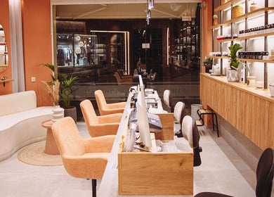 Εσωτερικός χώρος του ETHEREAL NAILS & BEAUTY στην Ιωάννινα, GR με μοντέρνα έπιπλα και διακόσμηση.