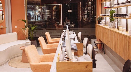 Εσωτερικός χώρος του ETHEREAL NAILS & BEAUTY στην Ιωάννινα, GR με μοντέρνα έπιπλα και διακόσμηση.