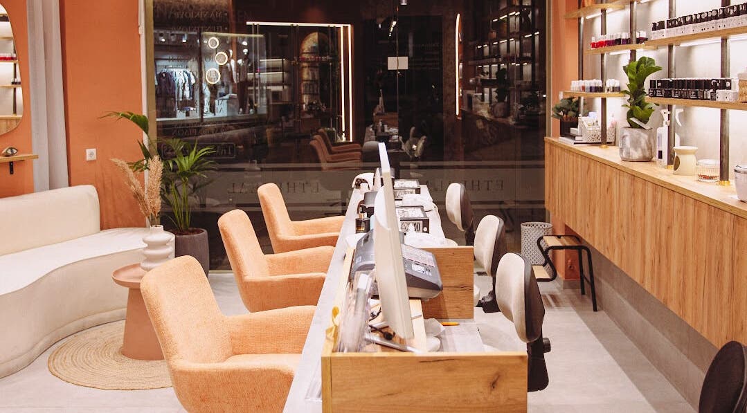 Εσωτερικός χώρος του ETHEREAL NAILS & BEAUTY στην Ιωάννινα, GR με μοντέρνα έπιπλα και διακόσμηση.