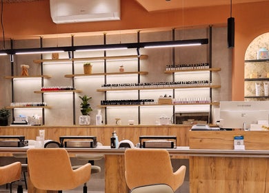 Καλαίσθητος χώρος στο ETHEREAL NAILS & BEAUTY, Ιωάννινα, GR με κομψά ράφια προϊόντων ομορφιάς.