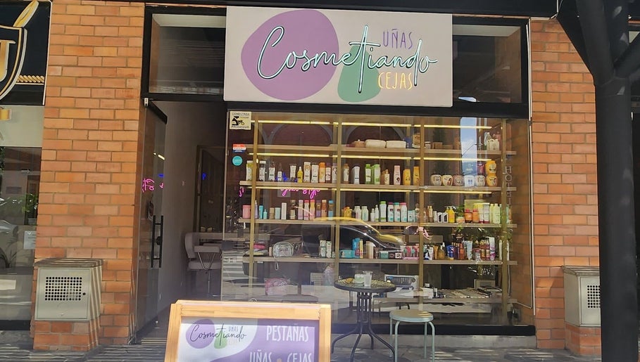 Fachada de Cosmetiando en Medellín, Antioquia, CO, mostrando productos de belleza en el escaparate.