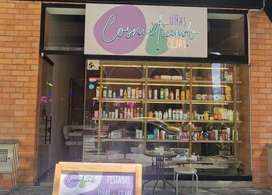 Fachada de Cosmetiando en Medellín, Antioquia, CO, mostrando productos de belleza en el escaparate.