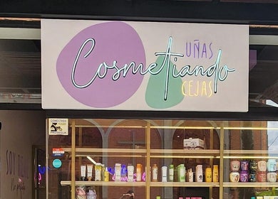 Fachada de Cosmetiando en Medellín, Antioquia, CO, exhibiendo productos de belleza.