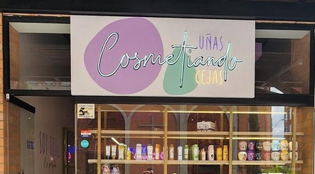Fachada de Cosmetiando en Medellín, Antioquia, CO, exhibiendo productos de belleza.