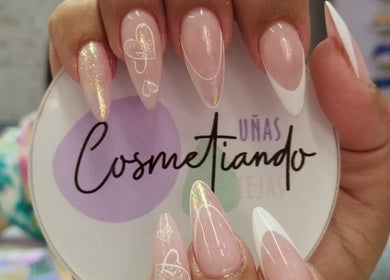Uñas elegantes con diseño de corazones en Cosmetiando, Medellín, Antioquia, CO.