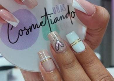 Uñas decoradas en Cosmetiando, Medellín, Antioquia, CO. Diseño sofisticado con detalles dorados.