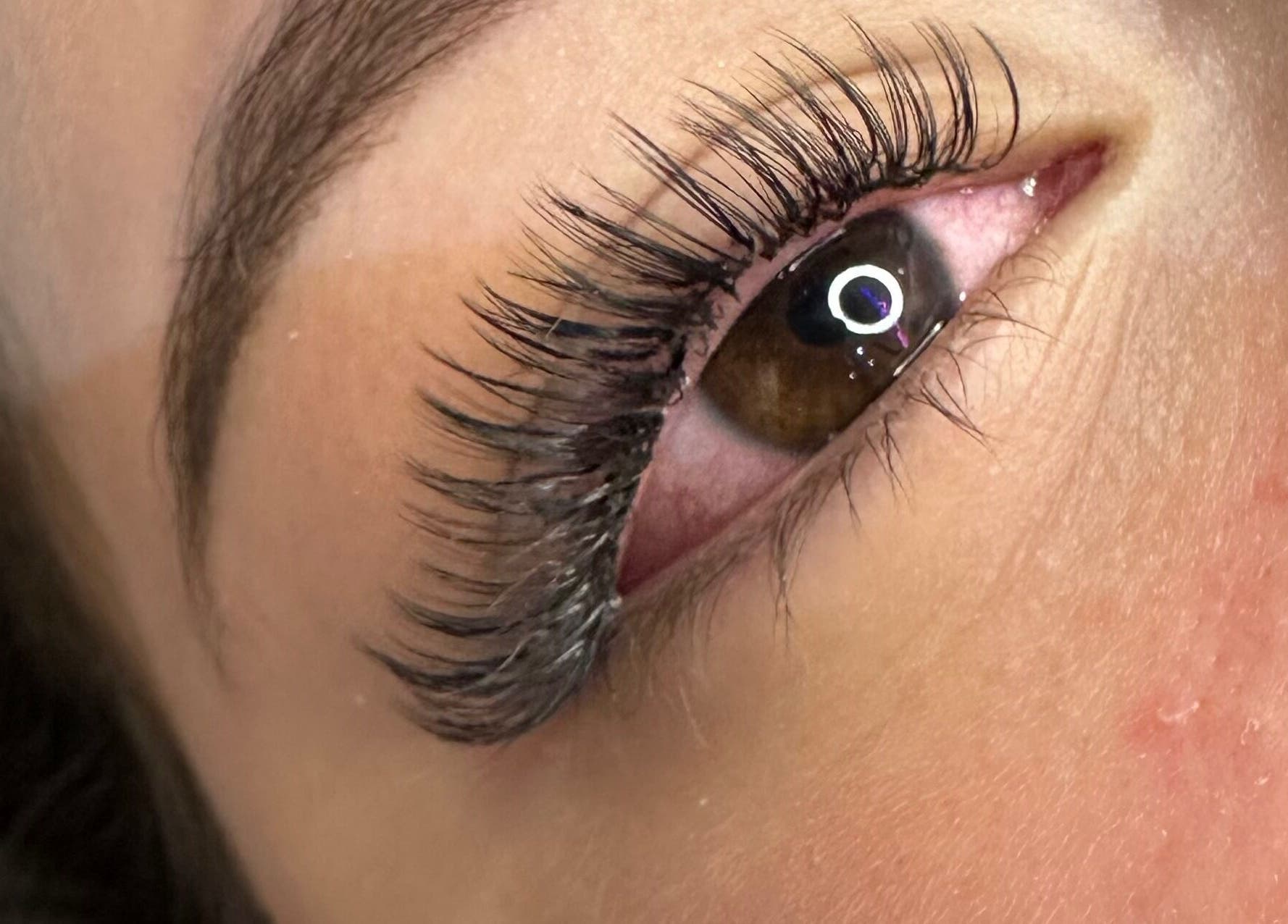 Extensiones de pestañas en Cosmetiando, Medellín, Antioquia, CO. Resalta la belleza de tus ojos.