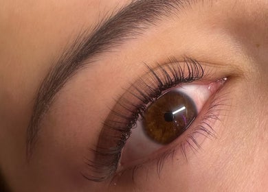 Detalle de extensiones de pestañas en Cosmetiando, Medellín, Antioquia, CO, resaltando belleza natural.