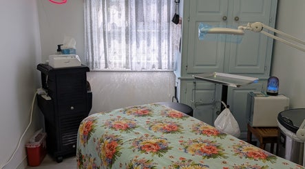 Cozy treatment room at Just Lovely PMU in West Newbury, Massachusetts, US with floral decor.