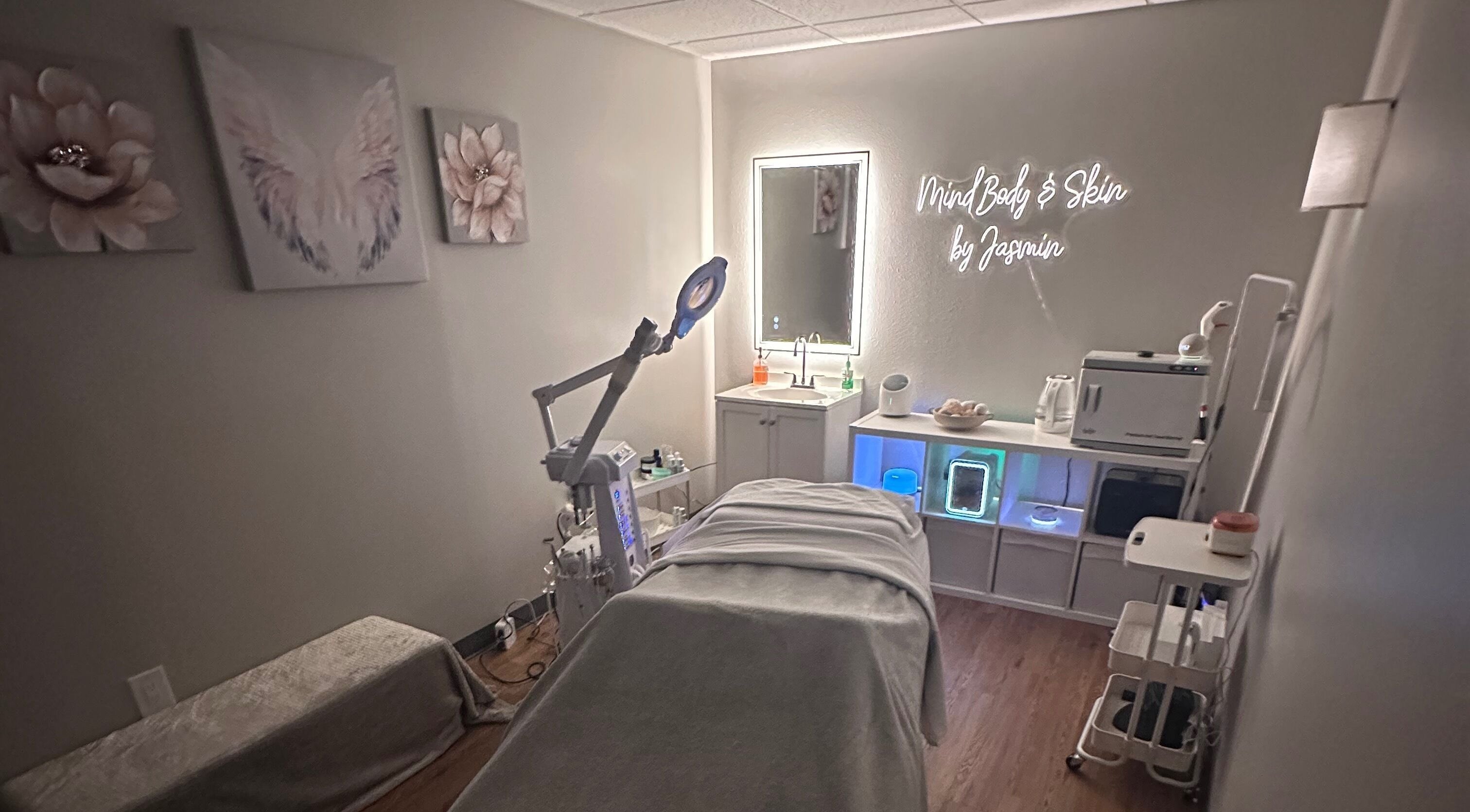 Tranquil treatment room at Mind Body & Skin by Jasmin LLC in Largo, Florida, US with modern decor and soothing lighting.