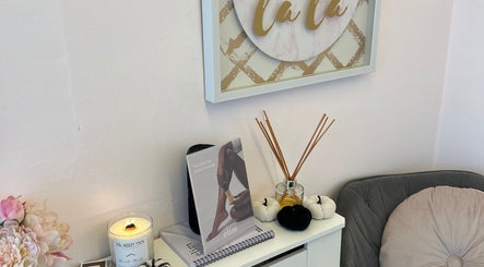 Calming decor at Beauty in the Peak, High Peak, England, GB with flowers and candles.