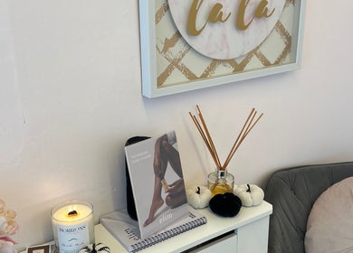 Chic lounge area at Beauty in the Peak, High Peak, England, GB with modern decor and relaxation vibe.