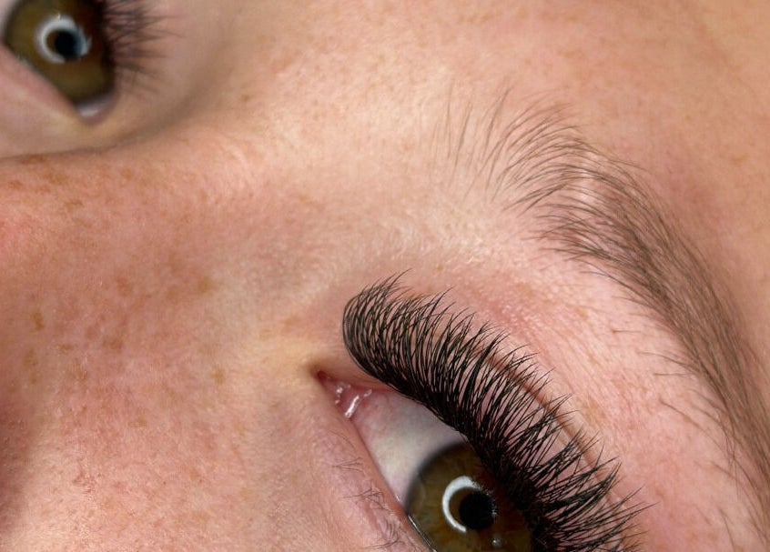Close-up of eyelash extensions at Get Set Glow, Deception Bay, Queensland, AU, showcasing precise artistry and finesse.