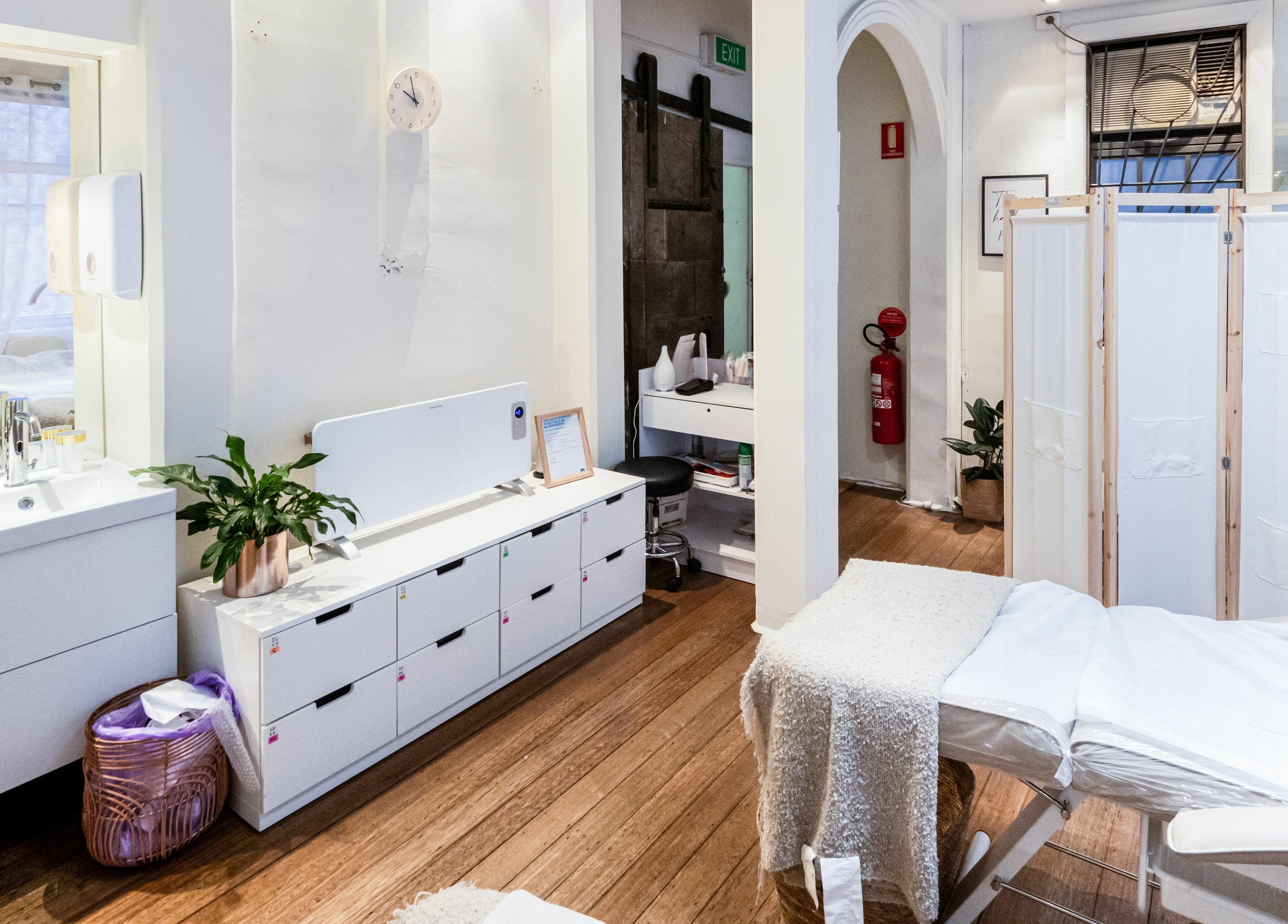 Relaxing treatment room at Lalulash.beauty, Melbourne, Victoria, AU, with bed and fresh plants in a cozy setting.