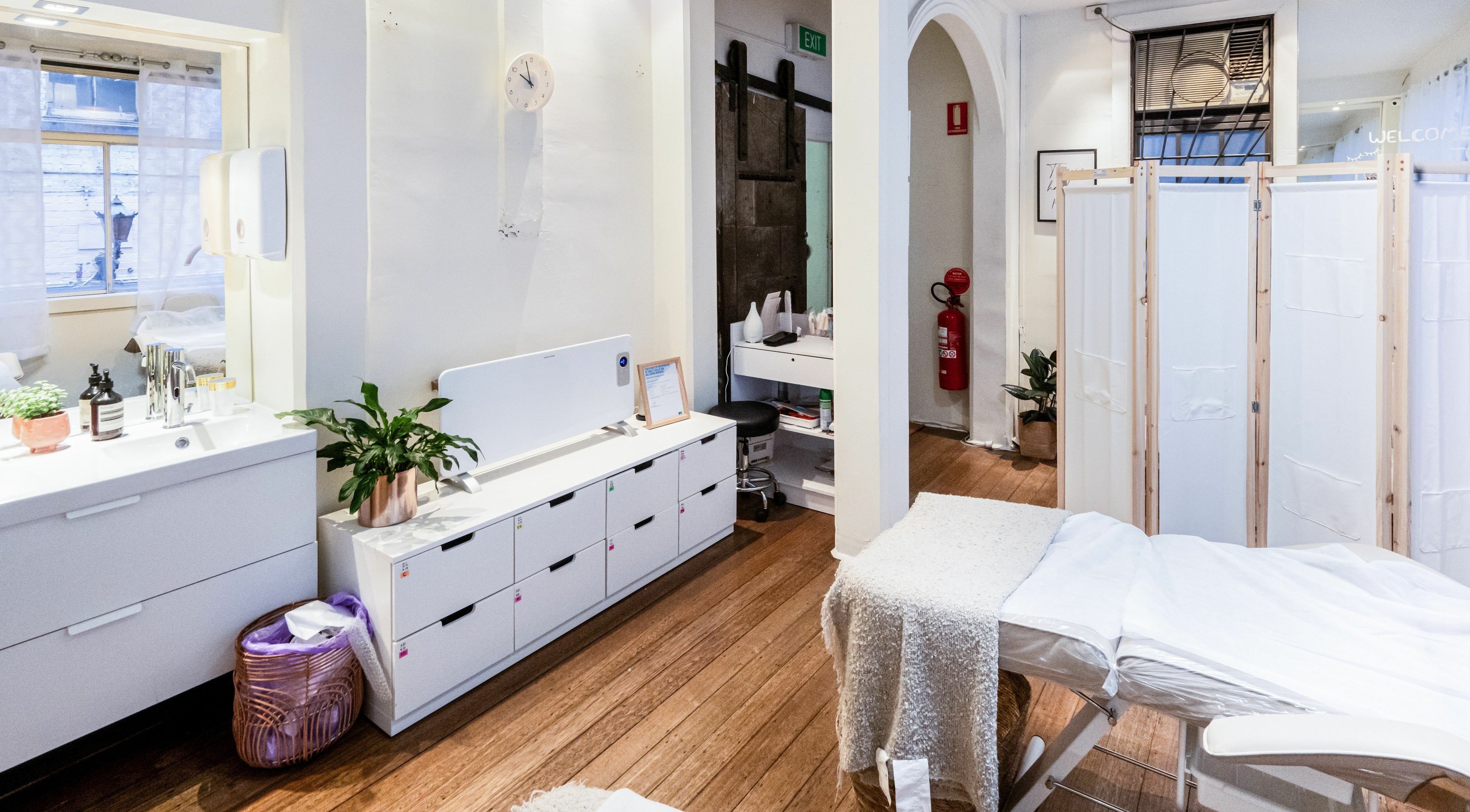 Relaxing treatment room at Lalulash.beauty, Melbourne, Victoria, AU, with bed and fresh plants in a cozy setting.