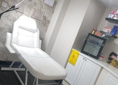 Relaxing treatment room at The Aesthetic Lounge, Bristol, England, GB with a modern white spa chair.