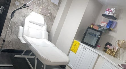 Relaxing treatment room at The Aesthetic Lounge, Bristol, England, GB with a modern white spa chair.