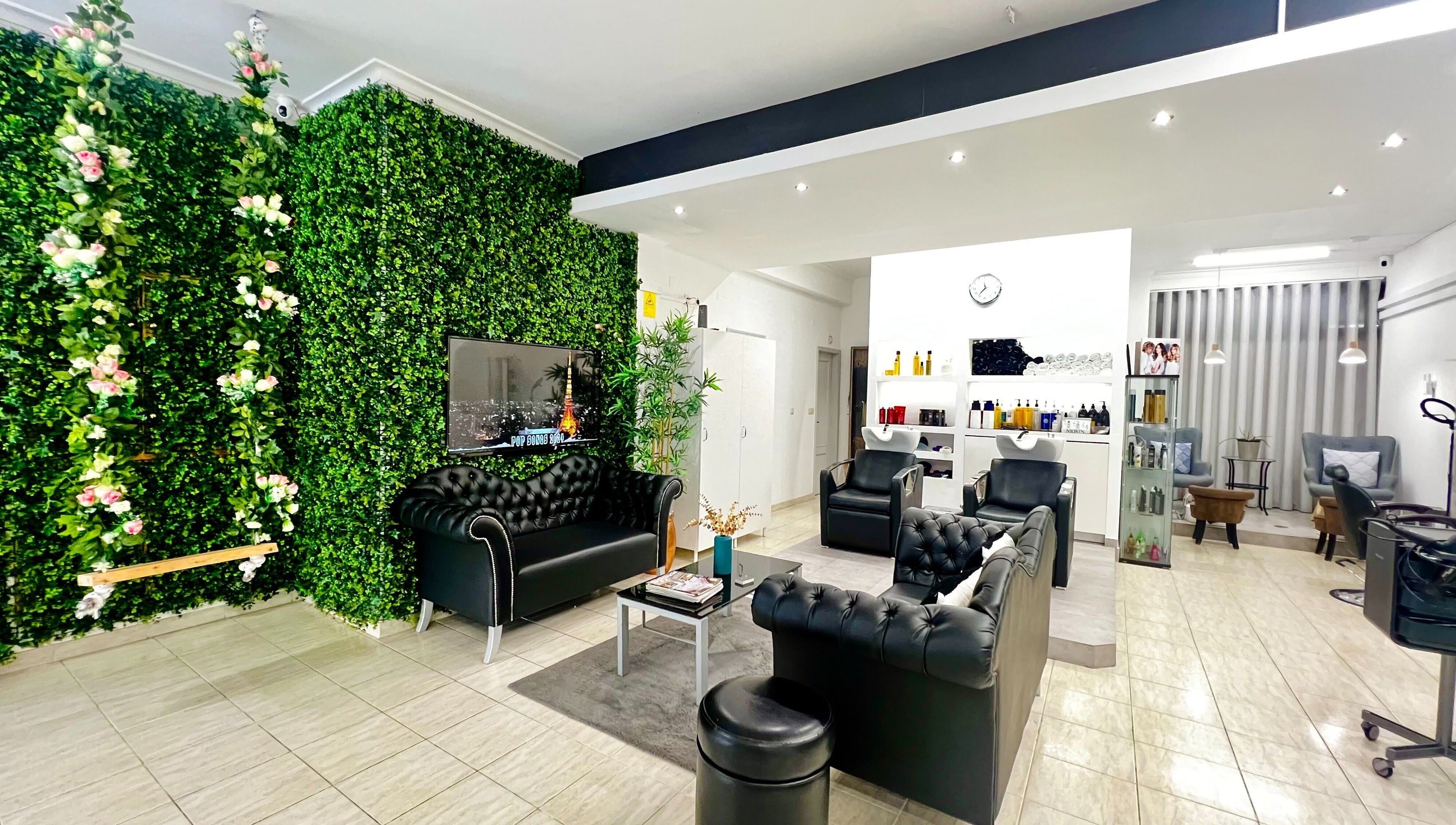 Sala de espera elegante no Elements - Beleza e Bem Estar, Odivelas, Portugal, PT com parede verde vibrante.