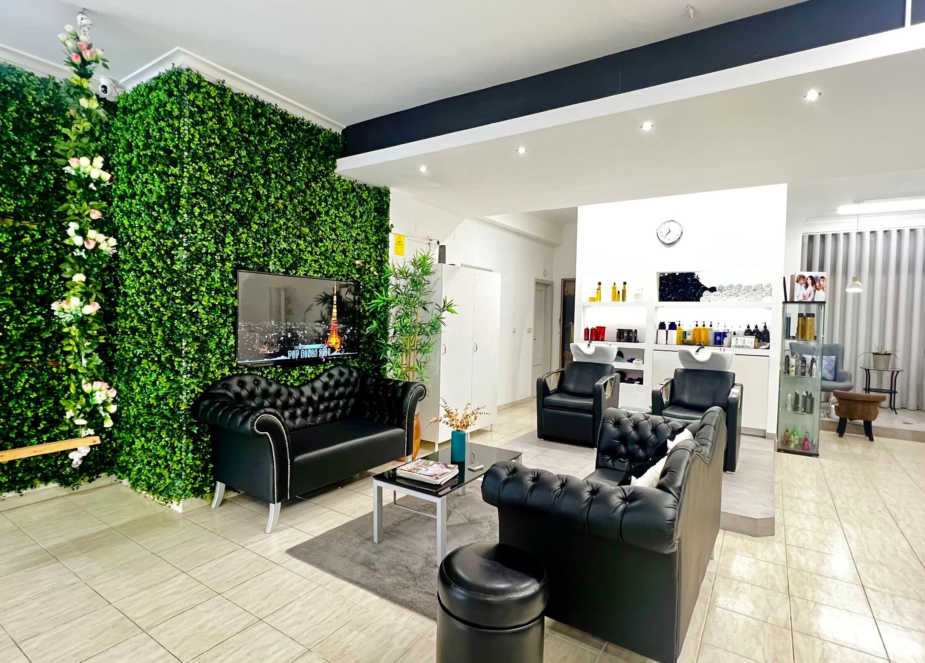 Sala de espera elegante no Elements - Beleza e Bem Estar, Odivelas, Portugal, PT com parede verde vibrante.