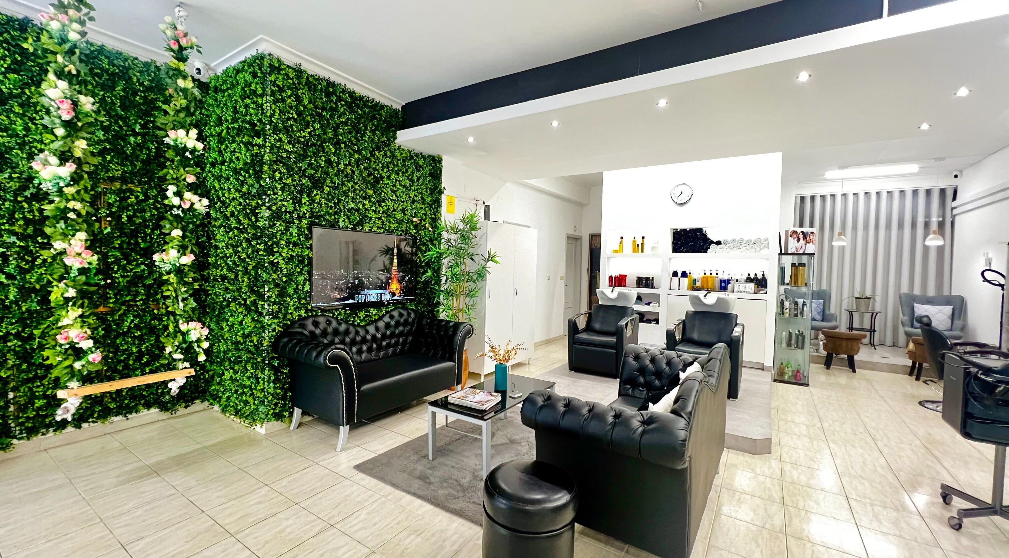 Sala de espera elegante no Elements - Beleza e Bem Estar, Odivelas, Portugal, PT com parede verde vibrante.